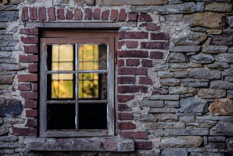 Financial Comparison: Repairing vs Replacing Old Windows